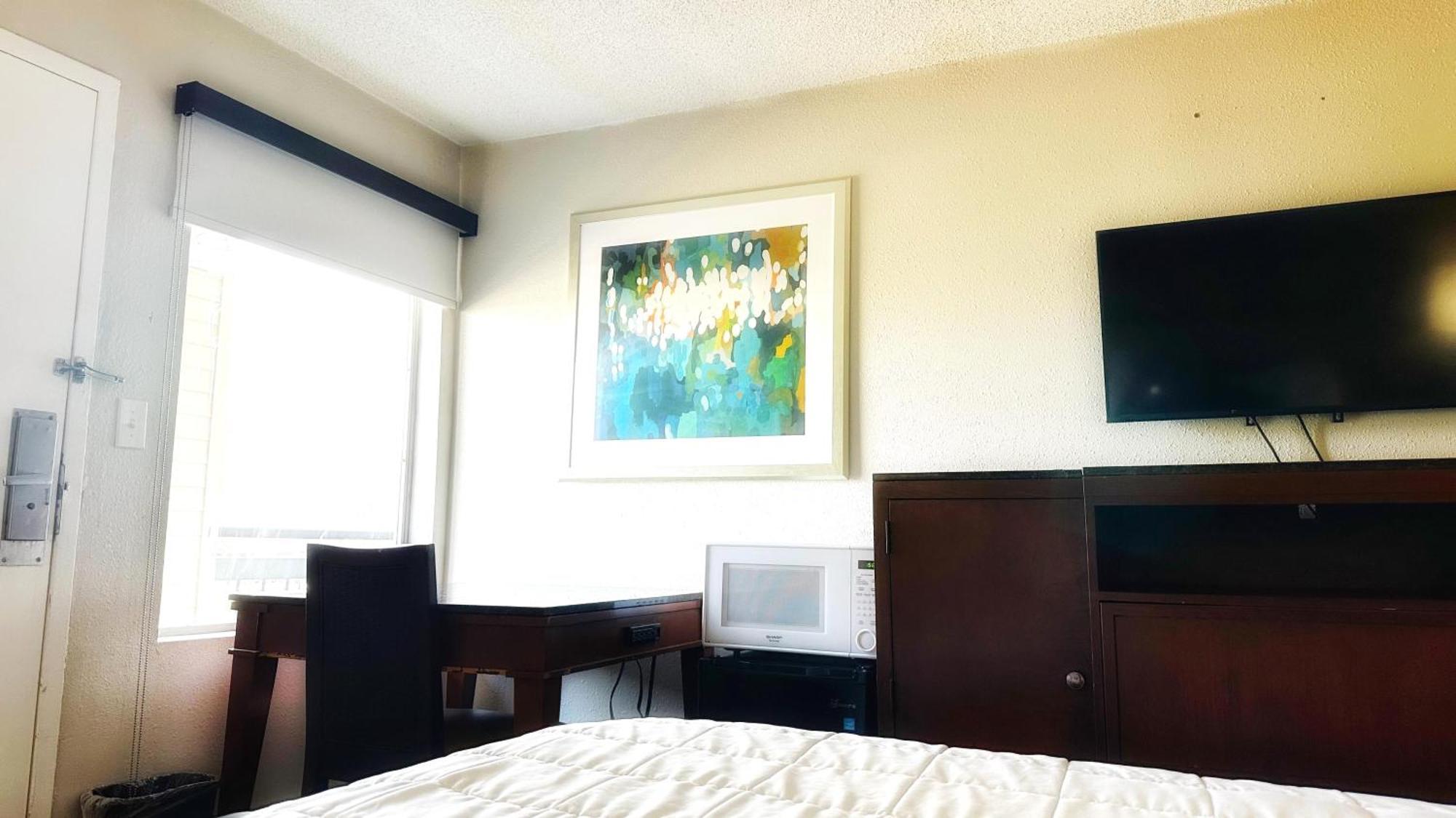 Hotel Baymont And By Wyndham / Near Osu
