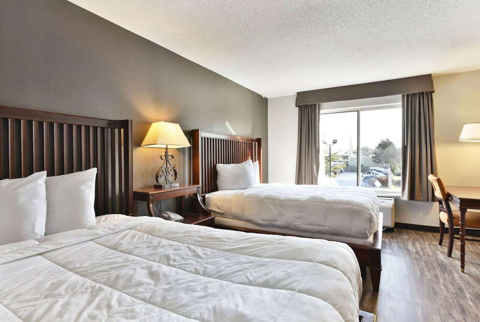 Hotel Baymont And By Wyndham / Near Osu Columbus
